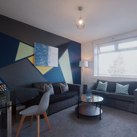 Modern And Vibrantly Designed Apartment Motherwell Kültér fotó