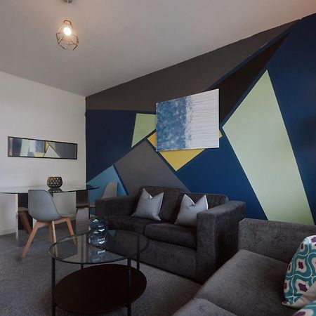 Modern And Vibrantly Designed Apartment Motherwell Kültér fotó
