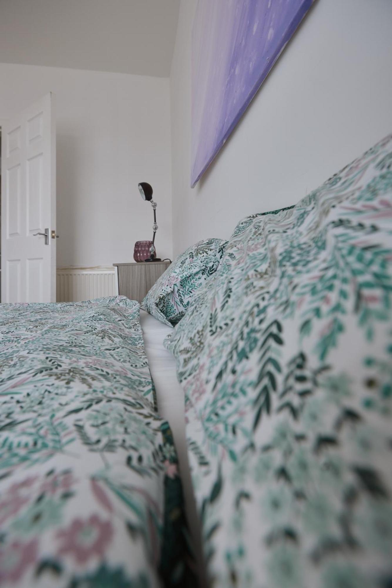 Modern And Vibrantly Designed Apartment Motherwell Kültér fotó
