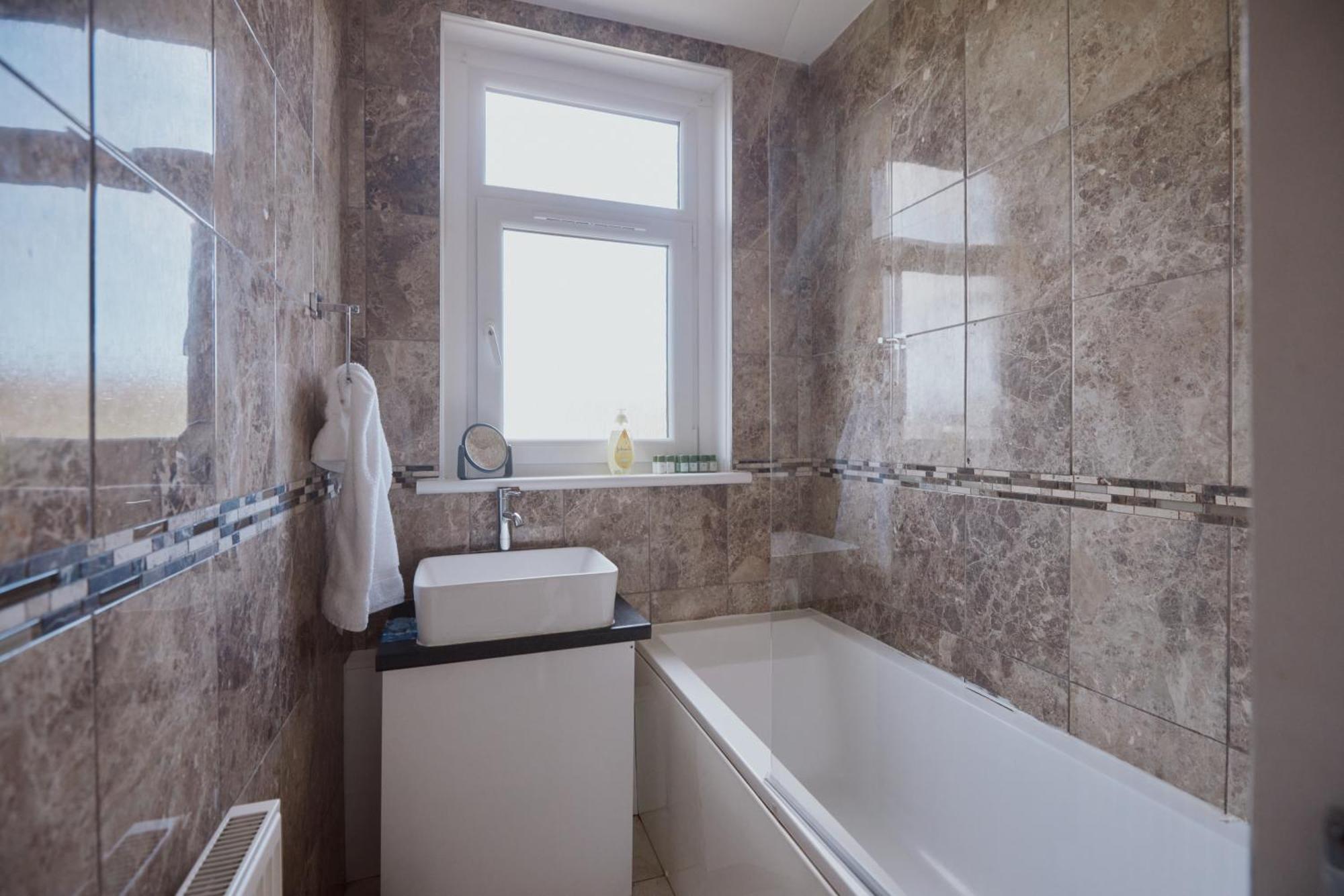 Modern And Vibrantly Designed Apartment Motherwell Kültér fotó