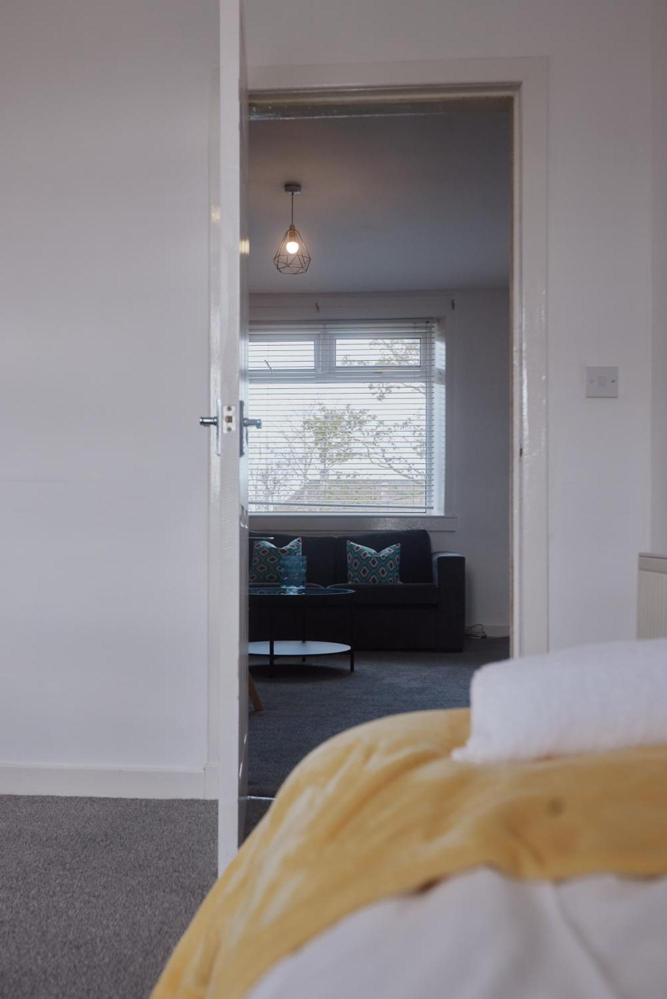 Modern And Vibrantly Designed Apartment Motherwell Kültér fotó