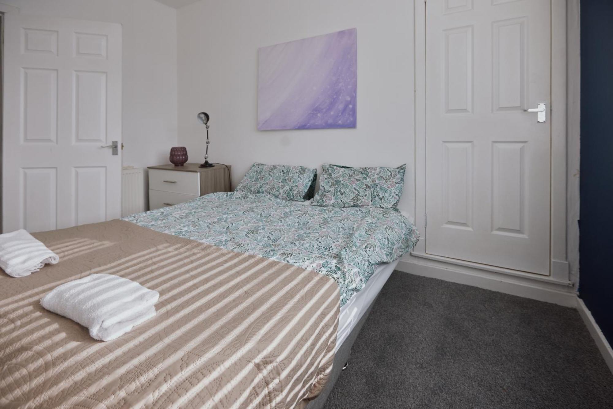 Modern And Vibrantly Designed Apartment Motherwell Kültér fotó