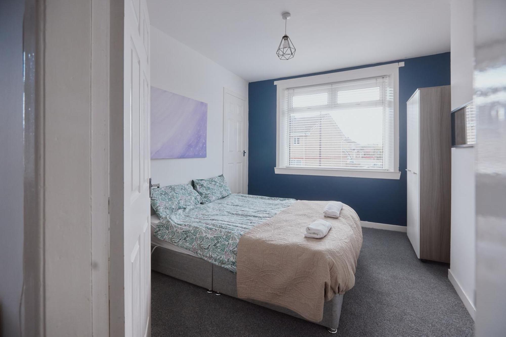 Modern And Vibrantly Designed Apartment Motherwell Kültér fotó