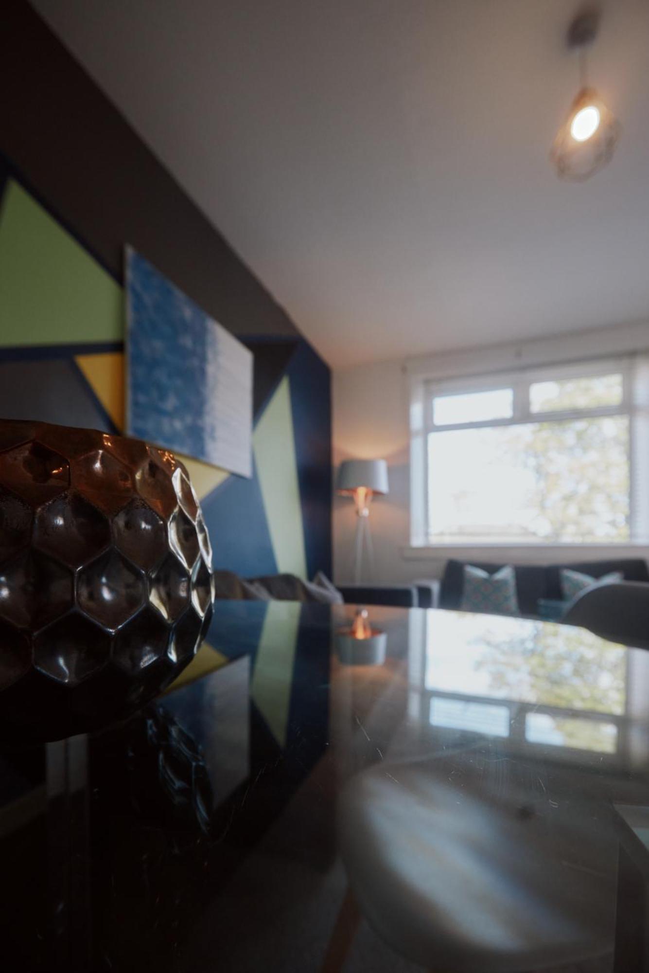 Modern And Vibrantly Designed Apartment Motherwell Kültér fotó
